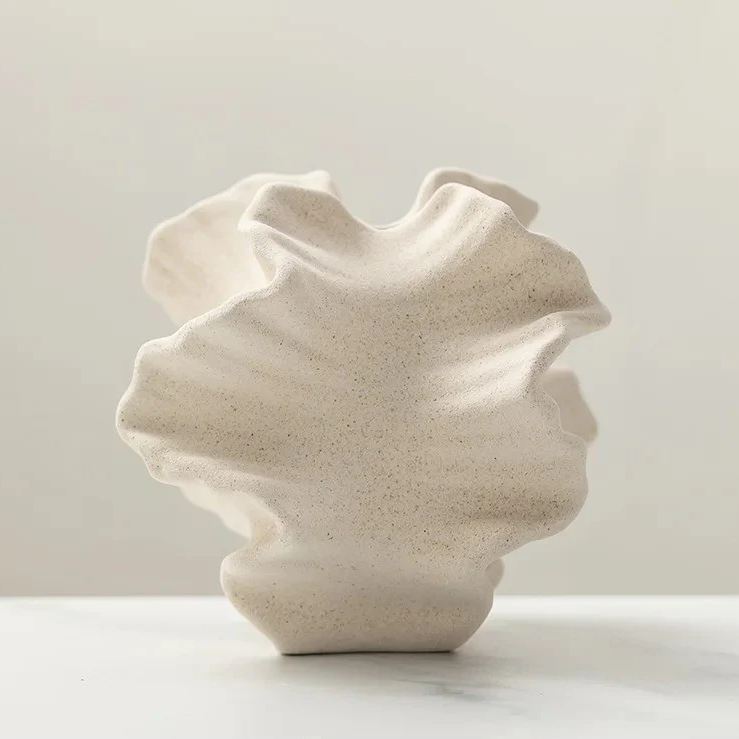 Eira – Frostad keramikvas i skulptural form