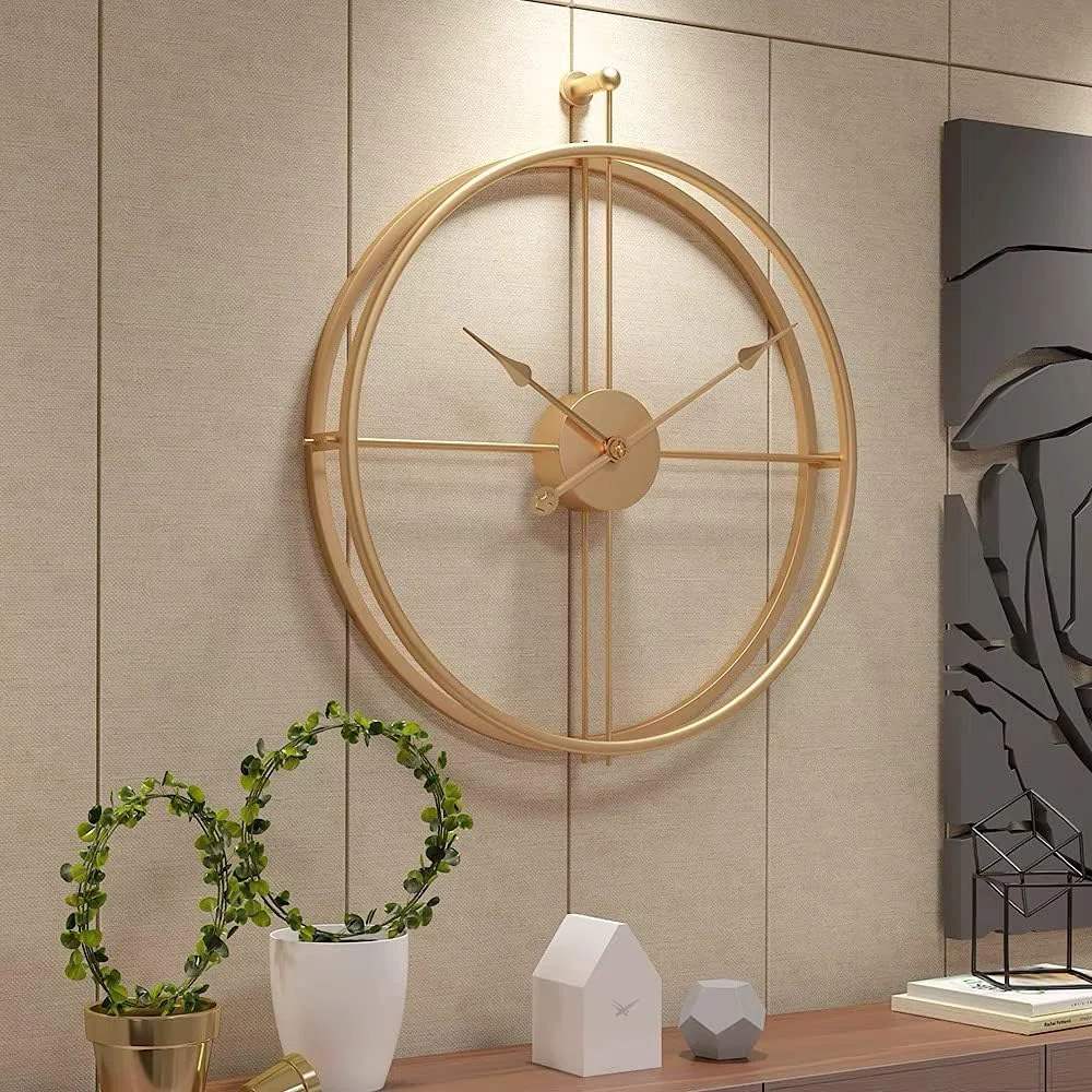 Alvar – Nordisk metallväggklocka med modern design