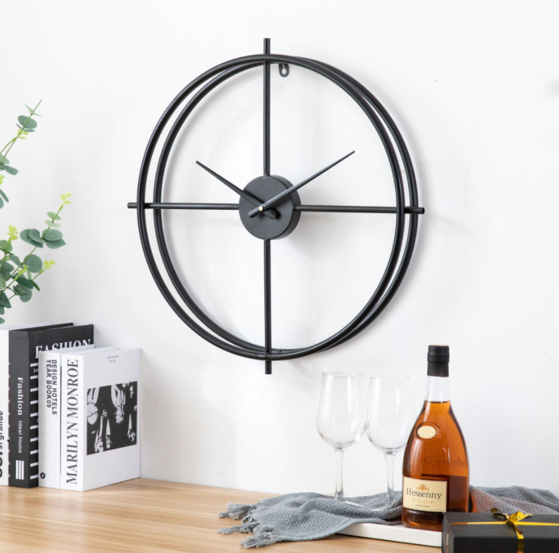 Alvar – Nordisk metallväggklocka med modern design