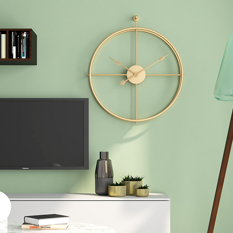 Alvar – Nordisk metallväggklocka med modern design