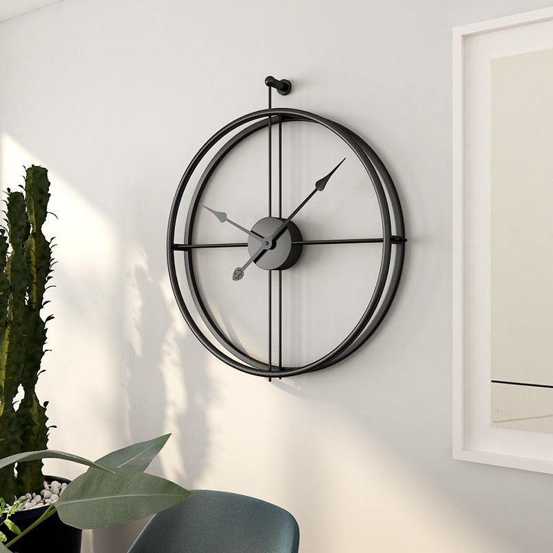Alvar – Nordisk metallväggklocka med modern design