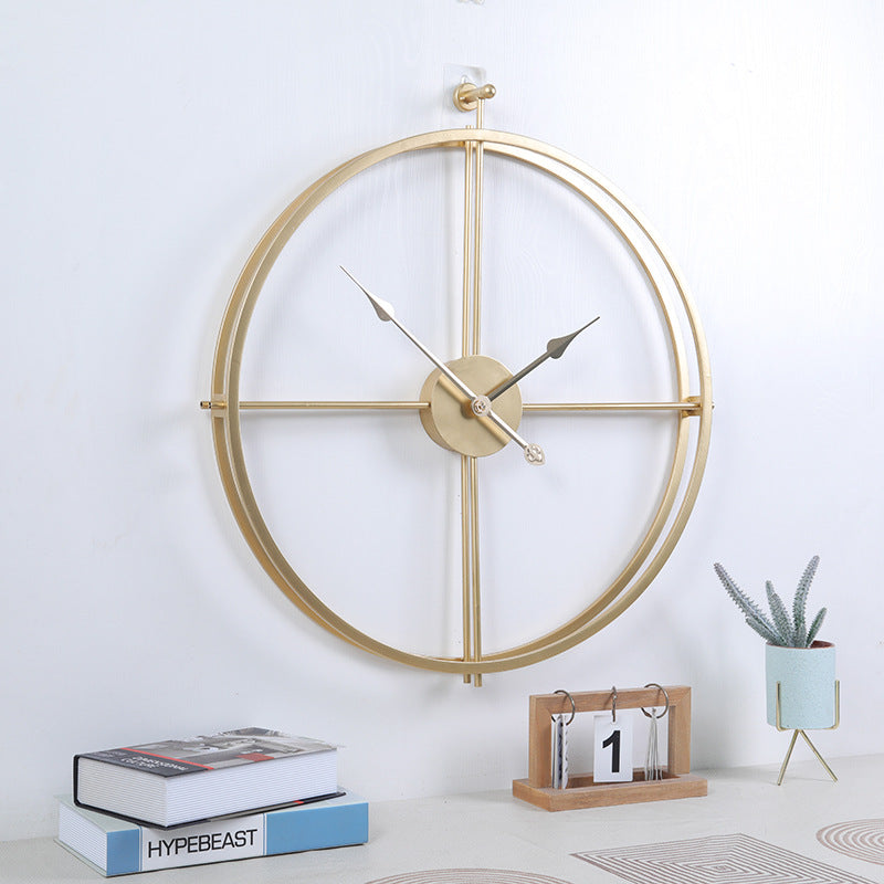 Alvar – Nordisk metallväggklocka med modern design